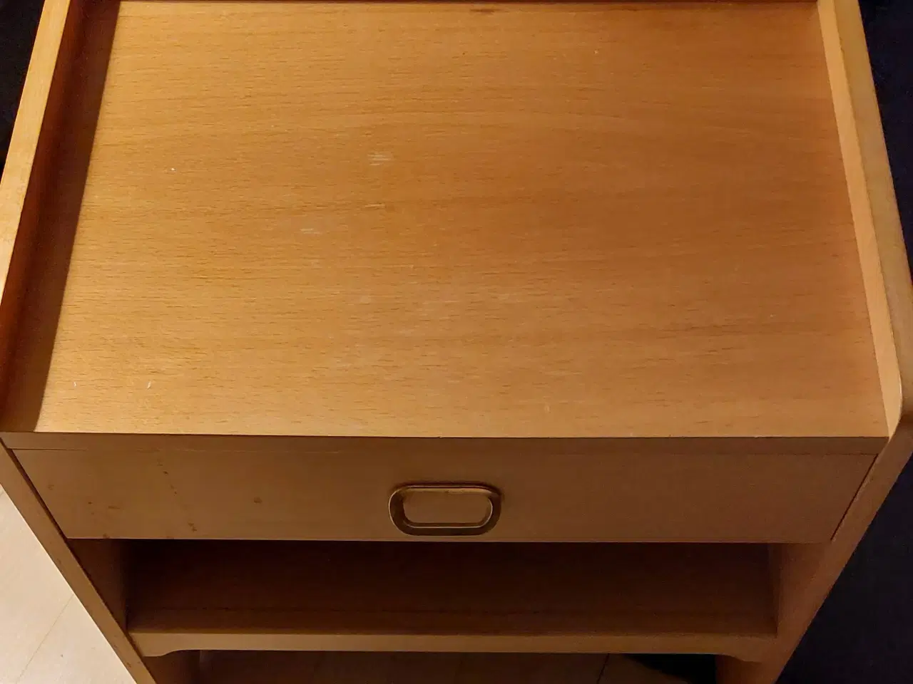 Billede 2 - Sengebord i lyst træ