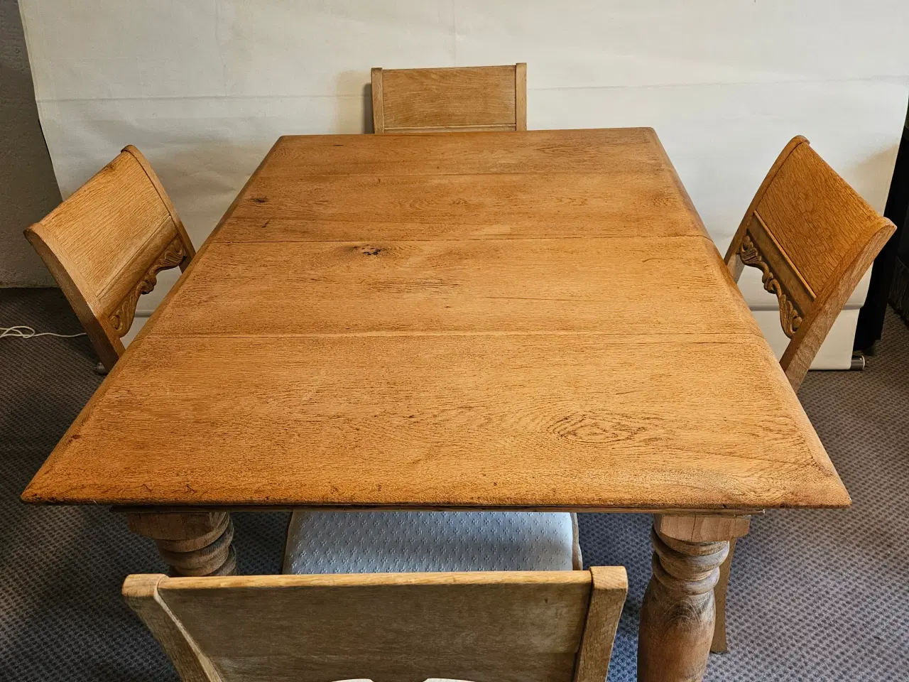 Billede 1 - Spisebord i afsyret egetræ med 4 stole