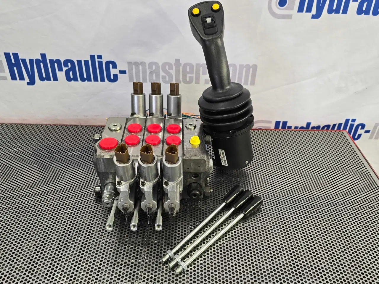 Billede 1 - Walvoil DPX100 3 Sections  JP Joysticks