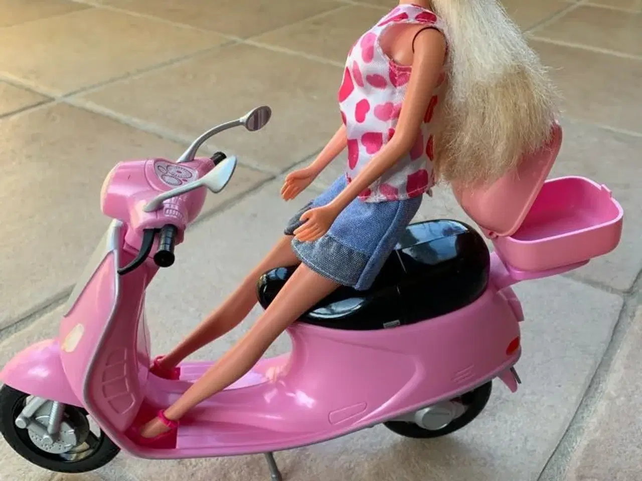 Billede 2 - BARBIE Steffi  dukke med scooter