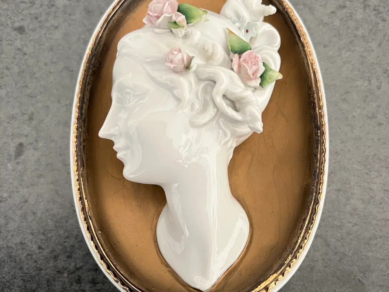 Billede 6 - Kvindehoved i porcelæn i vægramme