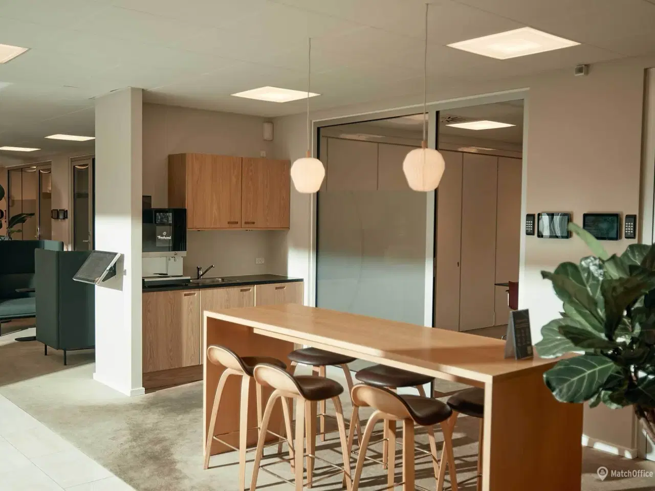 Billede 7 - Åbent kontormiljø i serviceret flerbrugerhus med stærk strategisk beliggenhed