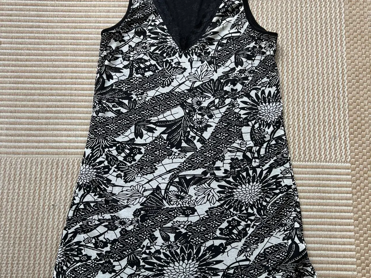 Billede 1 - Zazar flot tunika i sort med hvidt mønster. Str L 