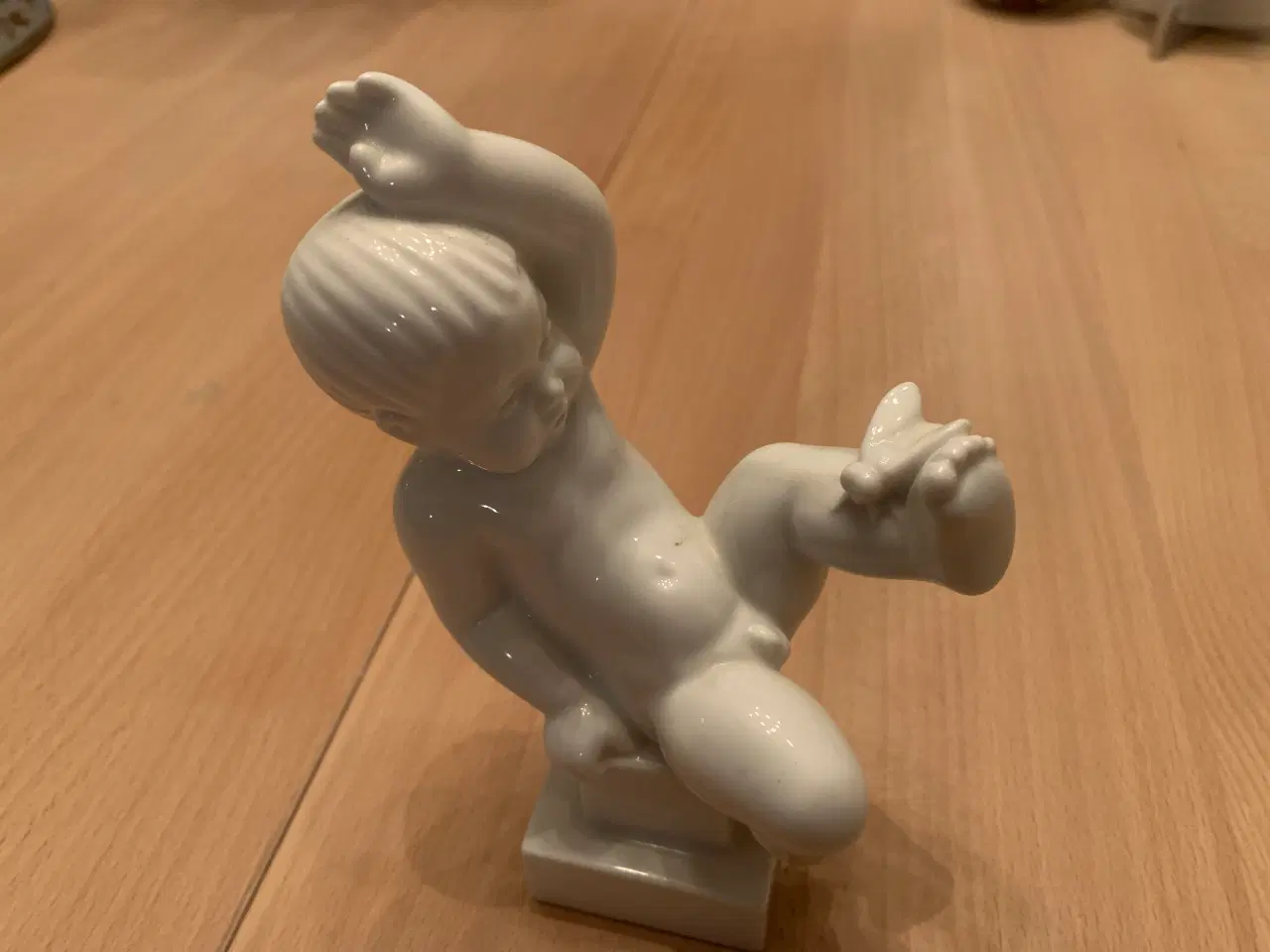 Billede 2 - Porcelænsfigur dreng med flue på ben