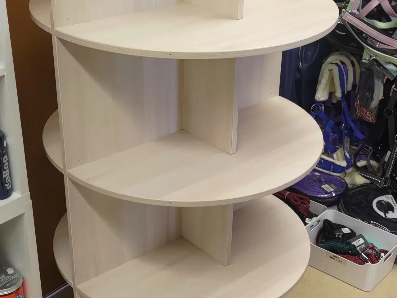 Billede 1 - Stor rund reol med hjul - levering mulig