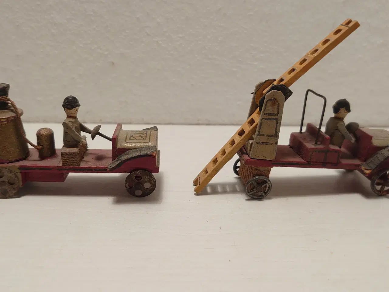 Billede 2 - Erzgebirge:Stigevogn og brandsprøjte i træ.Ca.1920