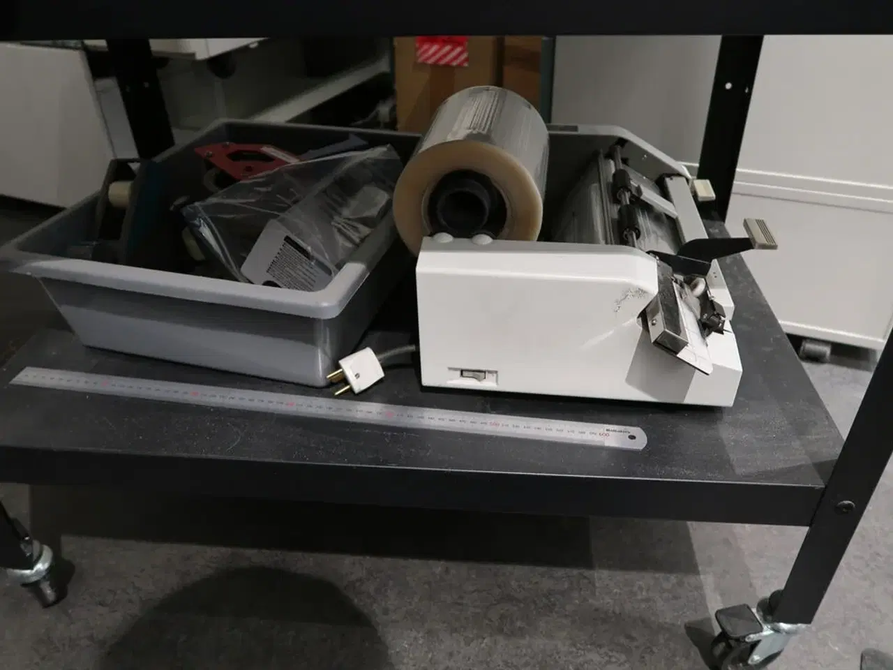 Billede 4 - Opbevaringsvogn med skærebord, lamineringsmaskine m.m.