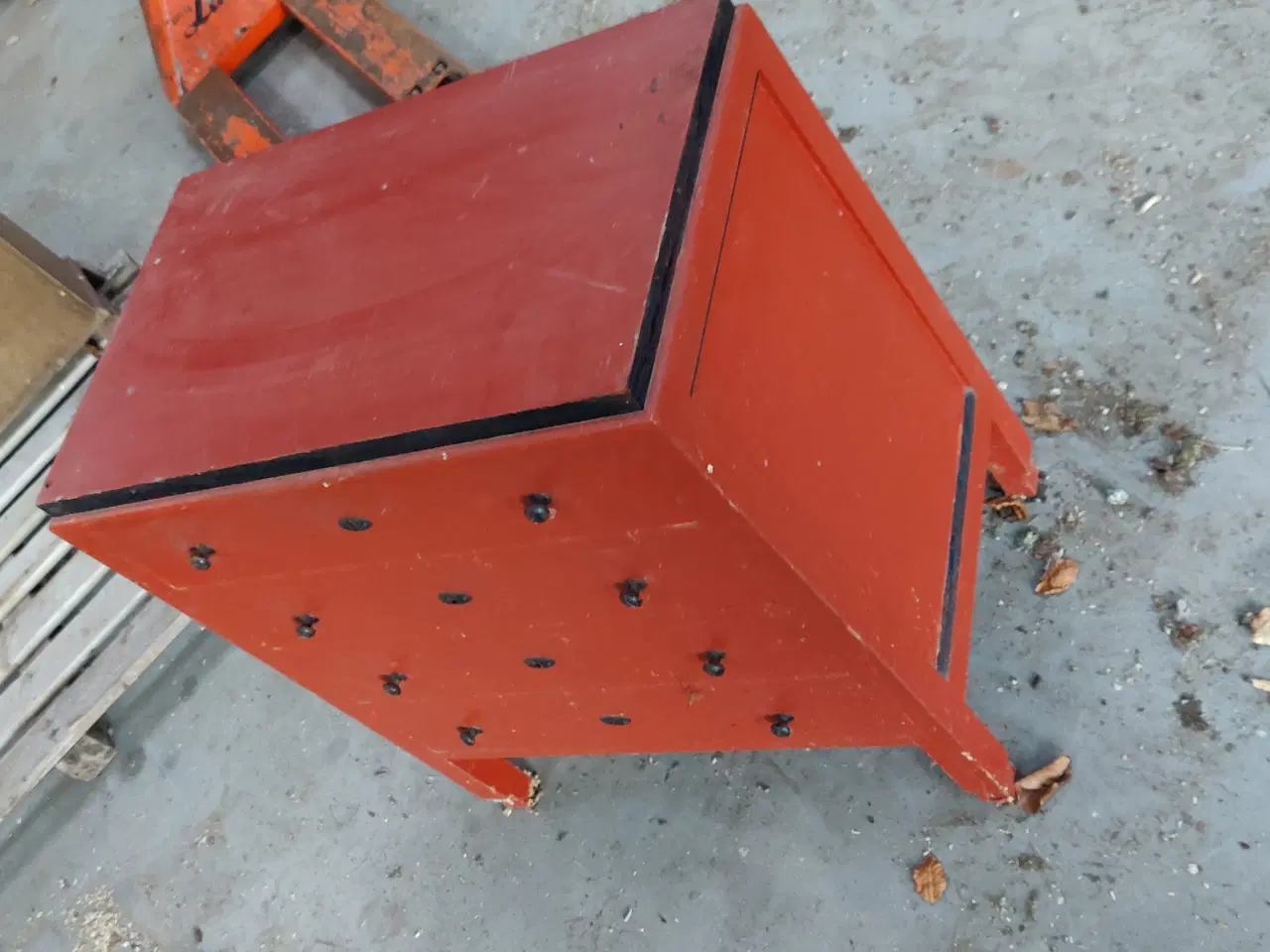 Billede 2 - Lille rød kommode