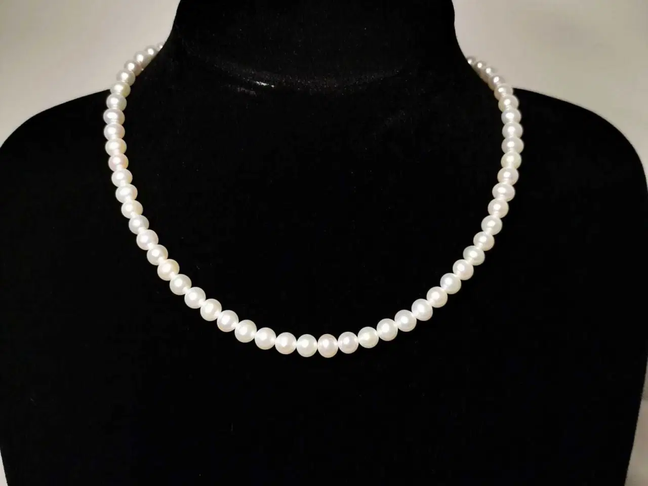 Billede 14 - Perlehalskæde med hjertevedhæng