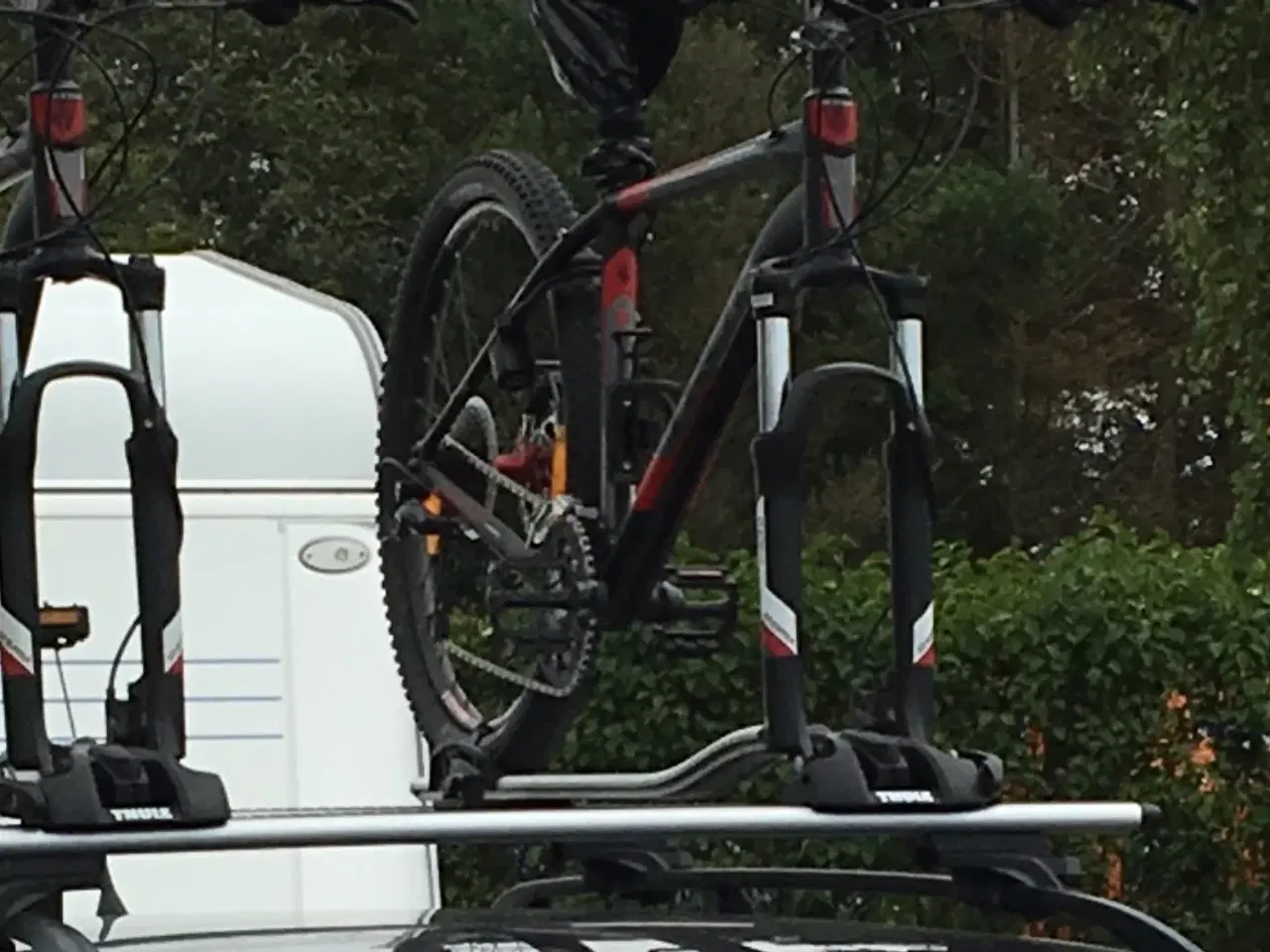 Billede 2 - Komplet cykelstativ til tagræling fra Thule. 