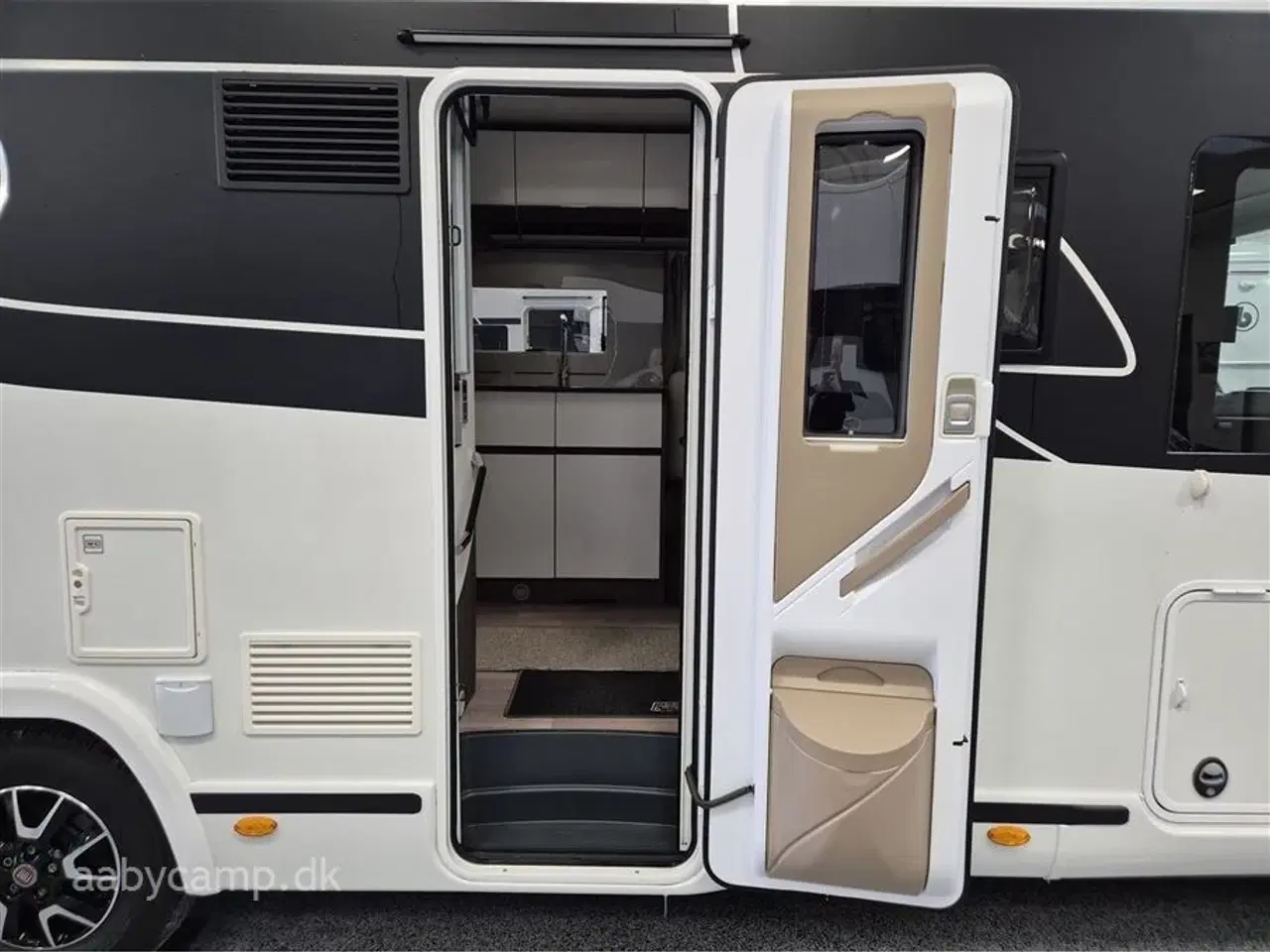 Billede 5 - 2020 - Benimar Amphitryon A997   Aircondition. face to face siddegruppe. Queens bed.