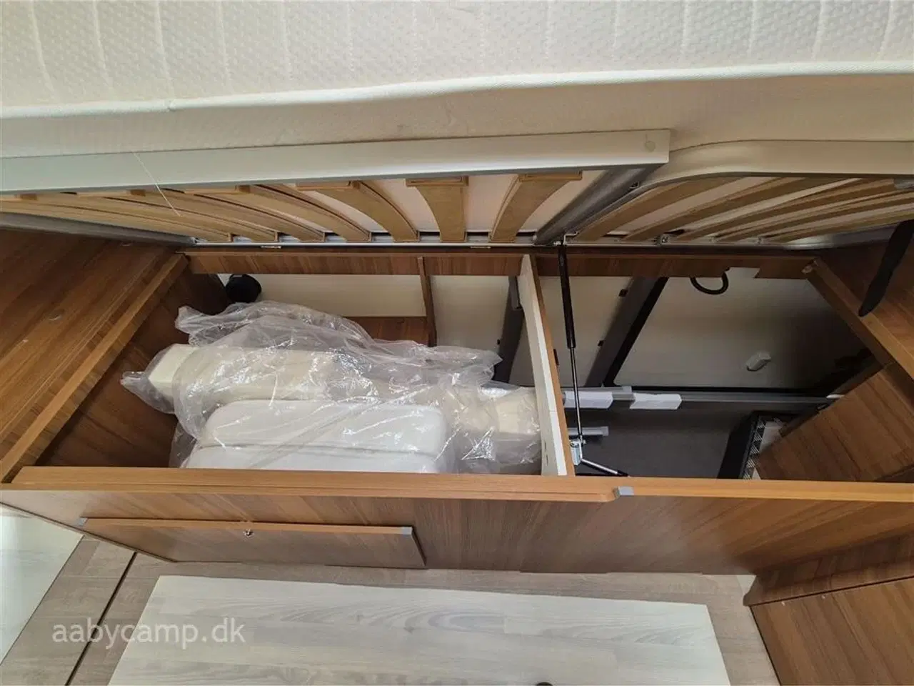 Billede 18 - 2022 - Elnagh Baron 575   Markise. solcelle. lithium batteri. inverter. cykelstativ. undervognsbehandlet. LPG fyldegas. Fuld service. 5 selepladser. Kun 41,000 km.