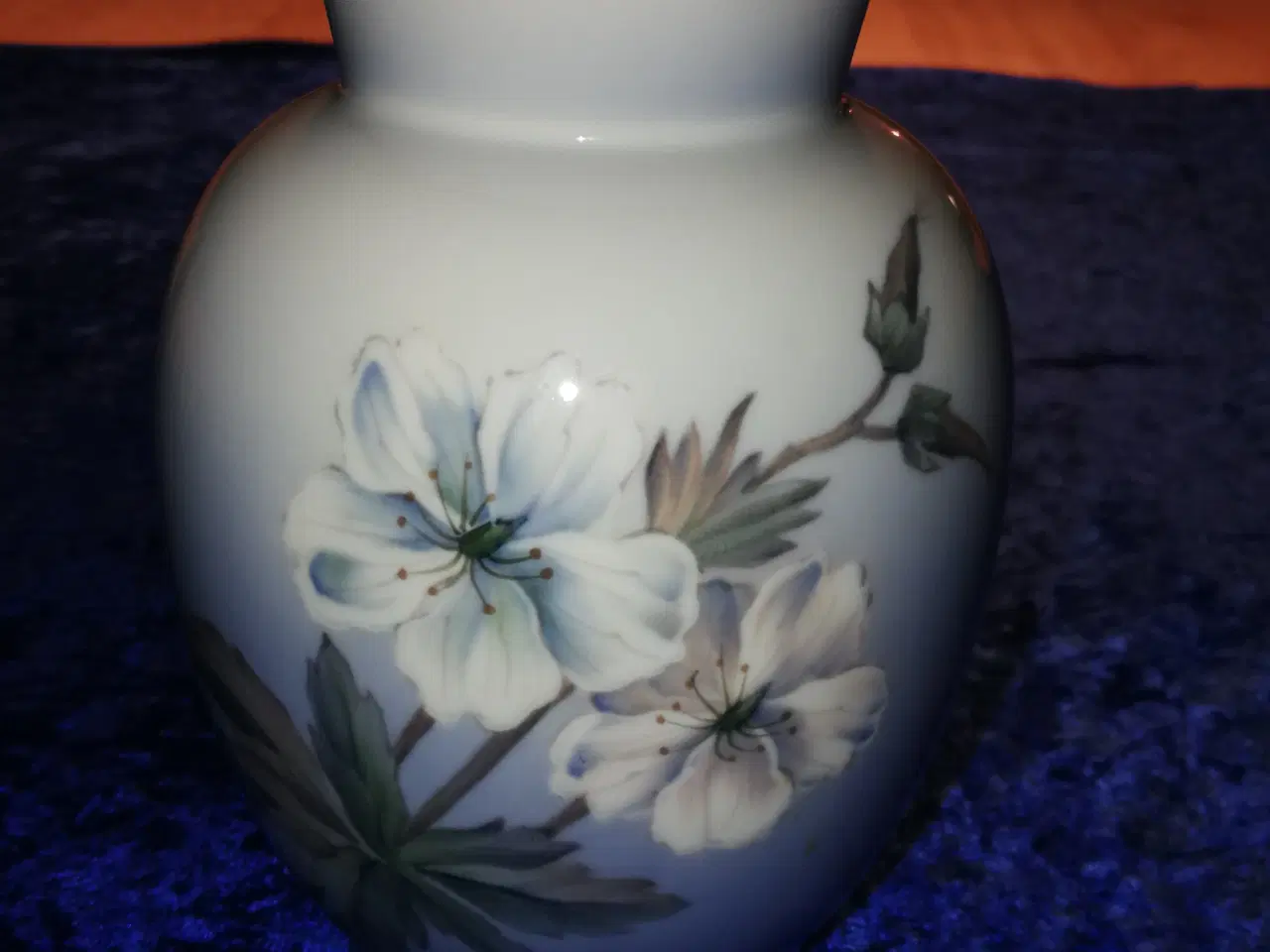 Billede 1 - Vase med hvid blomst