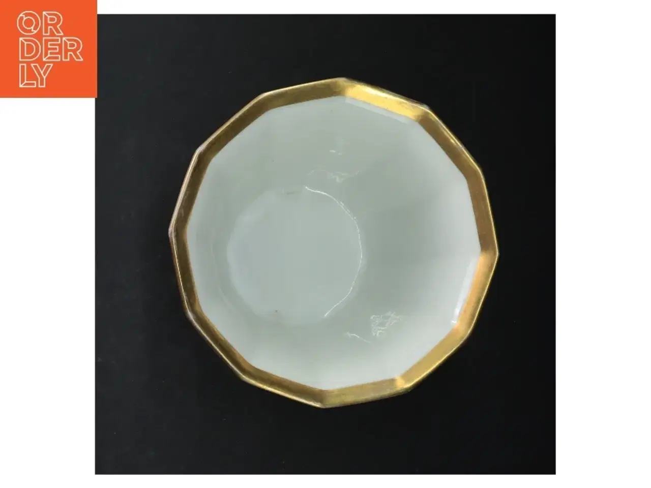 Billede 3 - Porcelænsvase fra DJ København med blomstermotiv (str. Ø. 18 cm)