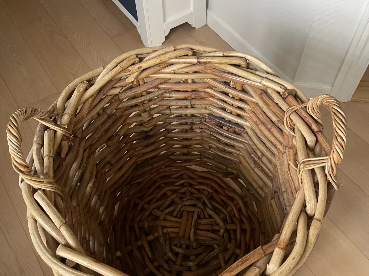 Billede 1 - Flettet kurv med håndtag i kraftig flet