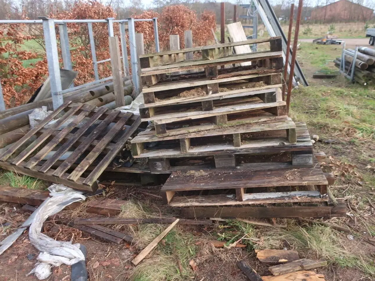 Billede 12 - Div. Barreller med træ, tagplader, stolper m.m.
