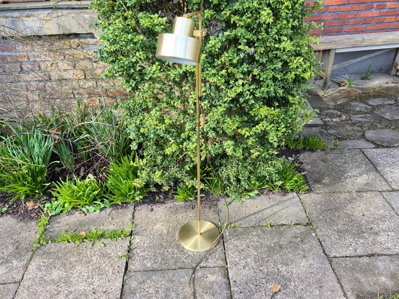 Billede 4 - Elegant og praktisk gulvlampe i messing