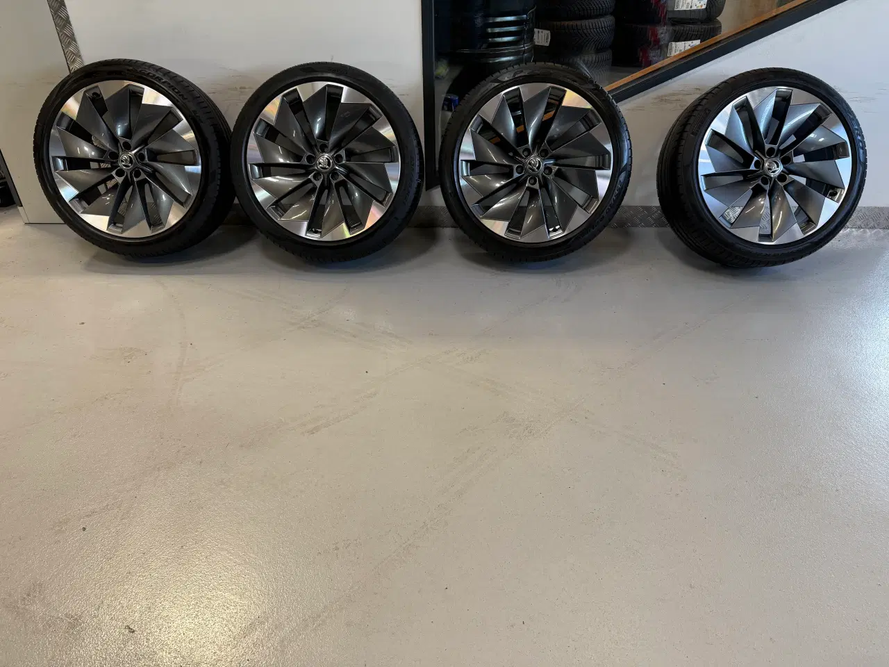 Billede 1 - Originale 21” Skoda enyaq fælge med sommerdæk