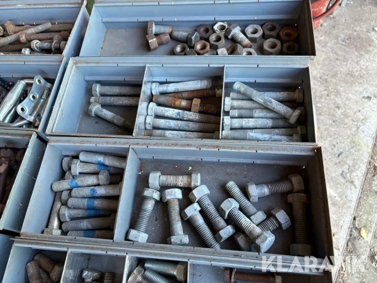 Billede 7 - Lot med bolte, hængsler og diverse 28 kasser