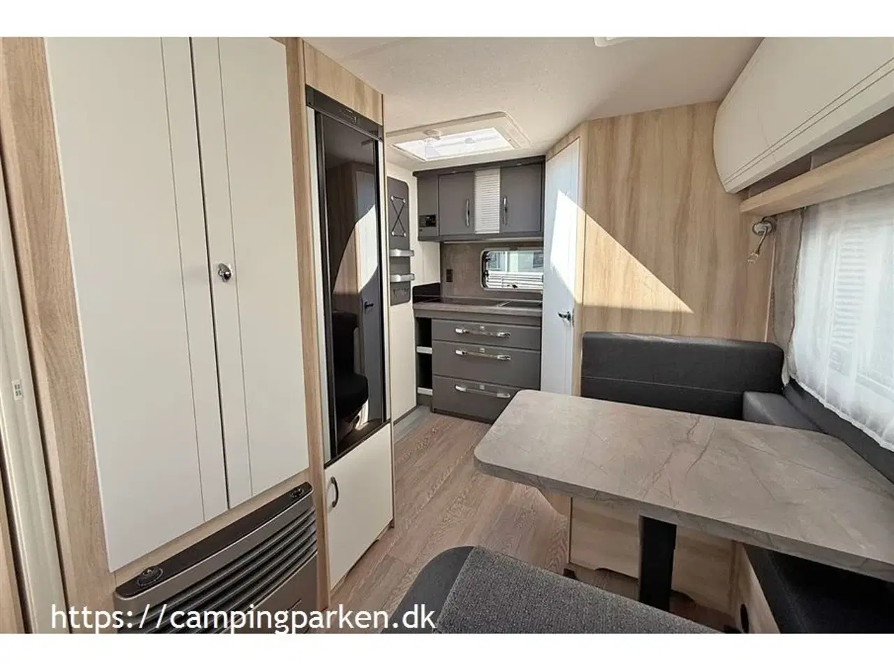 Billede 4 - 2025 - Hobby De Luxe 460 SFf   Smart Hobby De Luxe 460 SFf 2025-model med queens bed og endekøkken