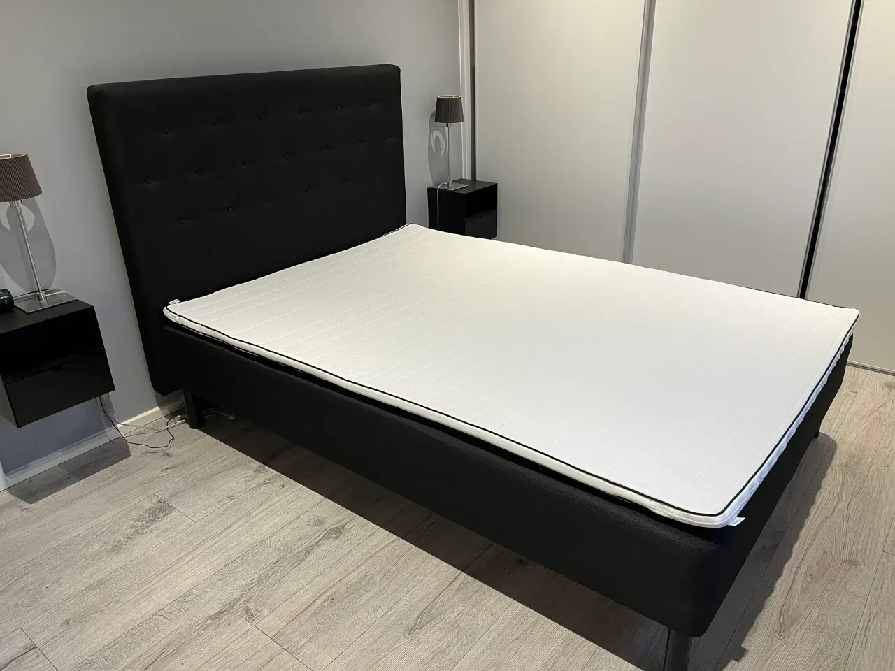 Billede 1 - Boxmadras 140x200 cm med topmadras og sengegavl