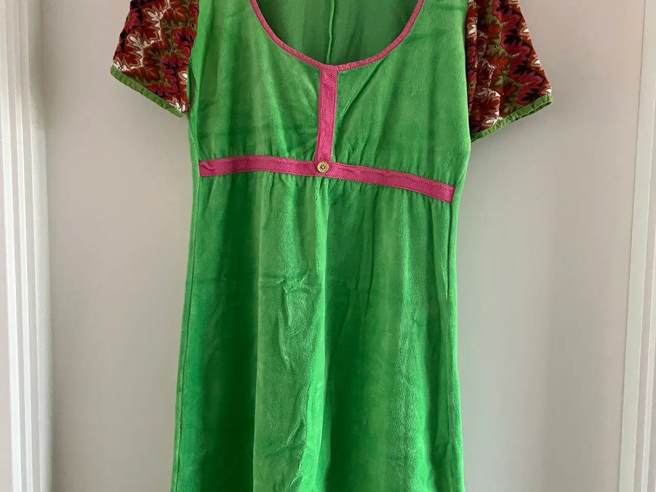 Billede 1 - Margot retro-kjole i grøn velour