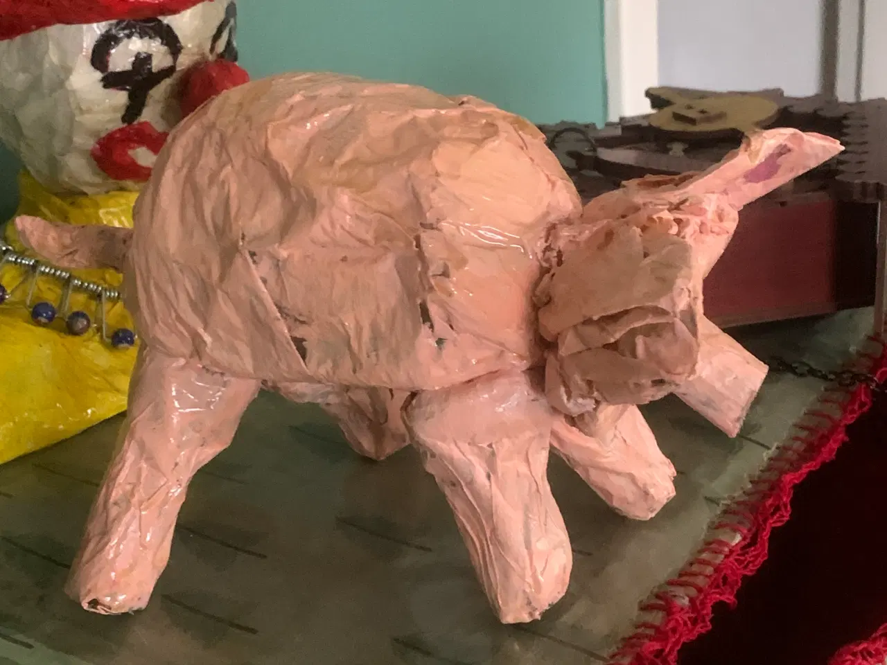 Billede 2 - Lakeret papmachegris. Grissepjokke