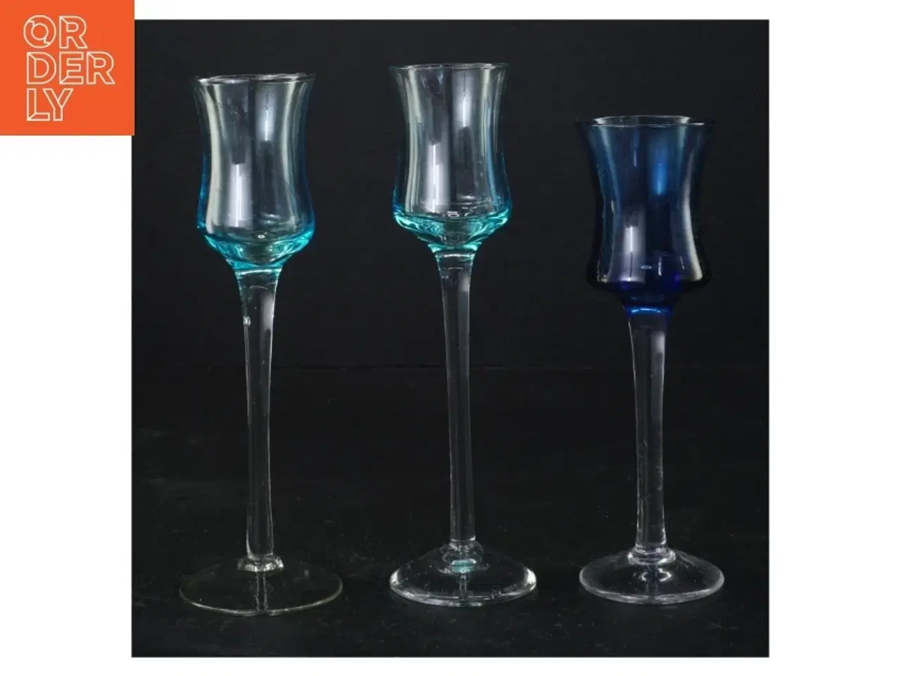 Billede 1 - Gennemsigtige stilkglas farvet til en dram med (str. 16 x 5 cm og 18 x 4 cm)