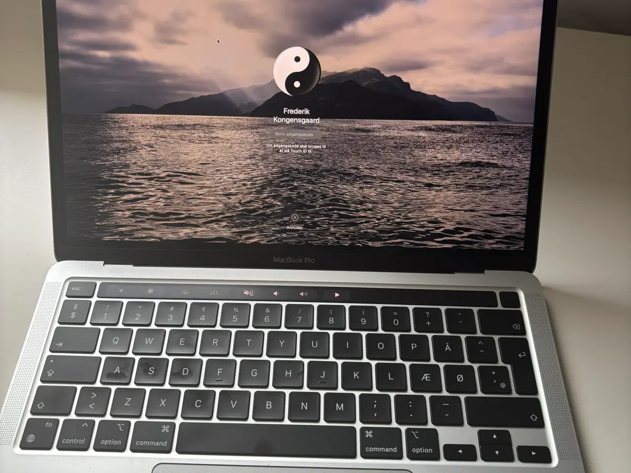 Billede 1 - MacBook pro 2019 fejler intet, brugt minimalt.