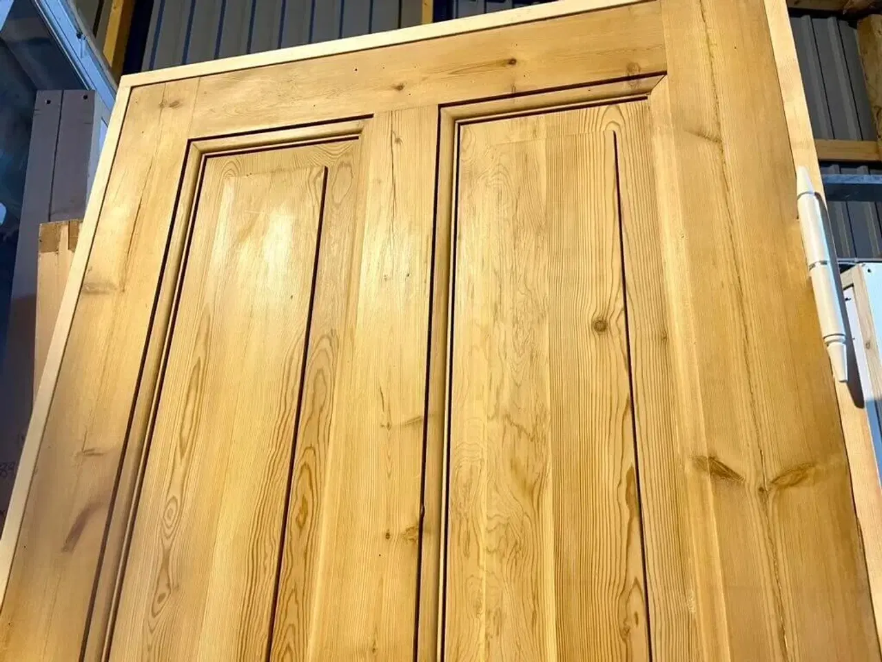 Billede 4 - Højrehængt, afsyret Dannebrogsdør m. karm