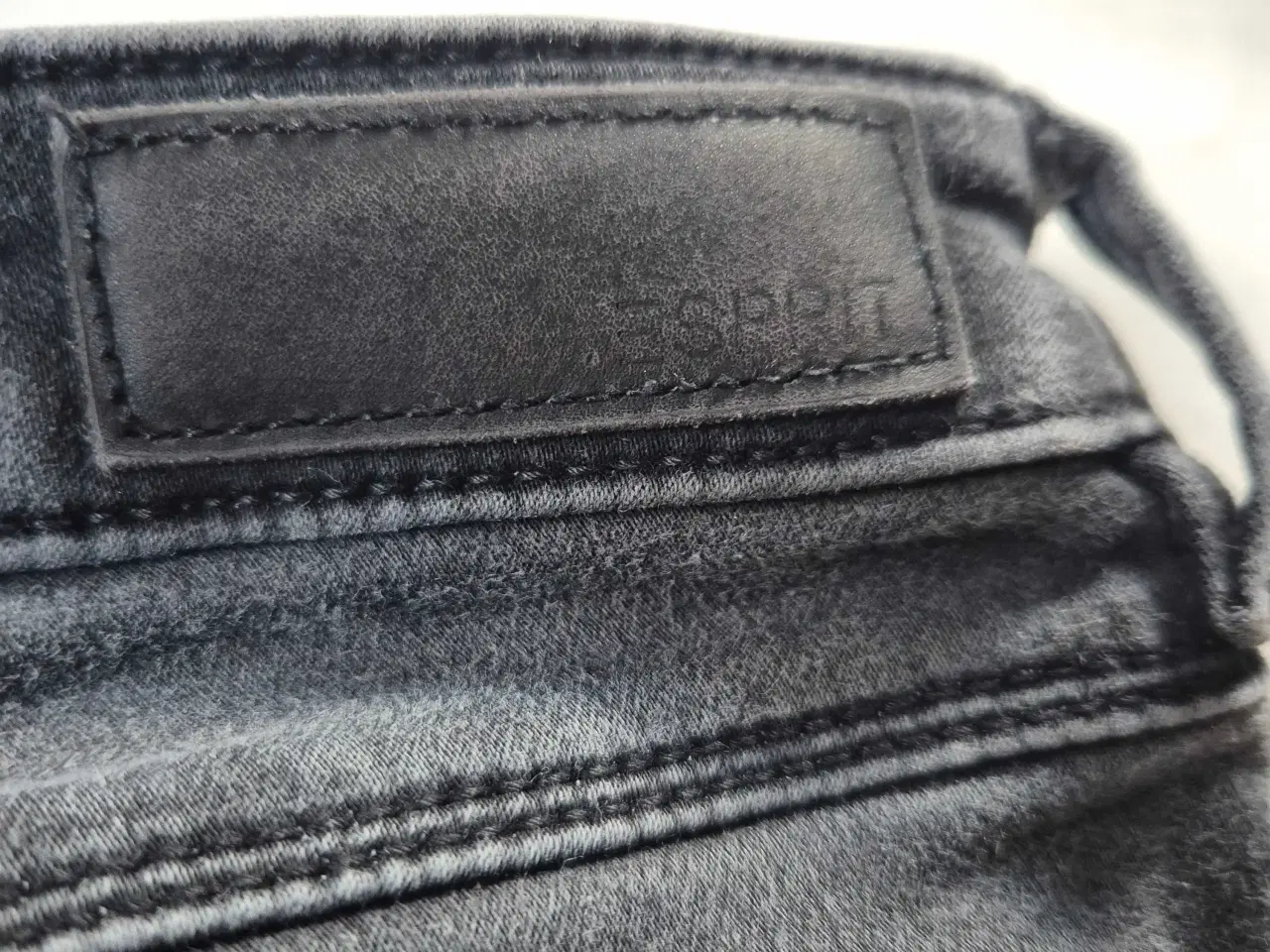 Billede 3 - 2 par bukser  esprit og vero moda 