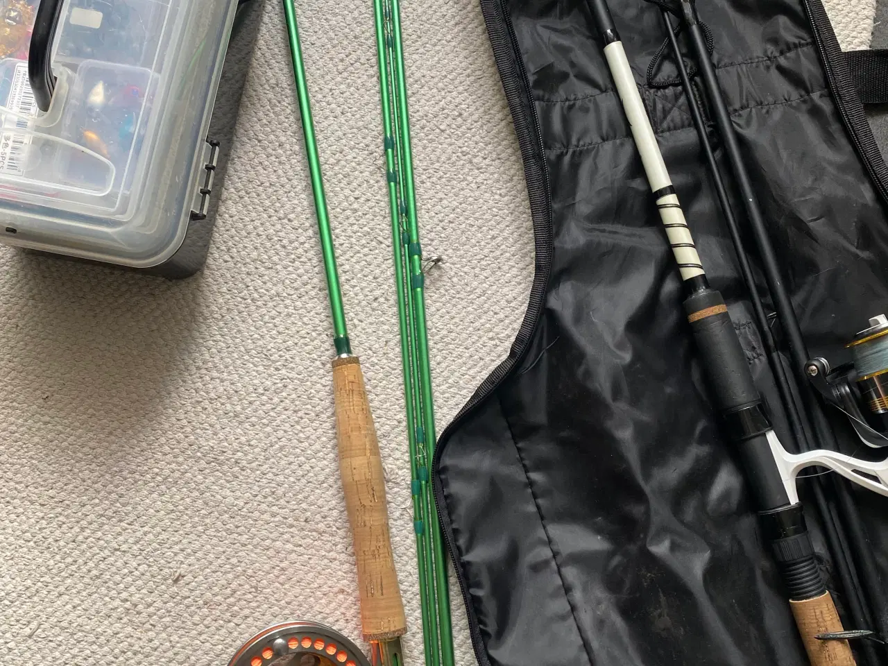 Billede 6 - fiskestang x2, net og kasse med diverse