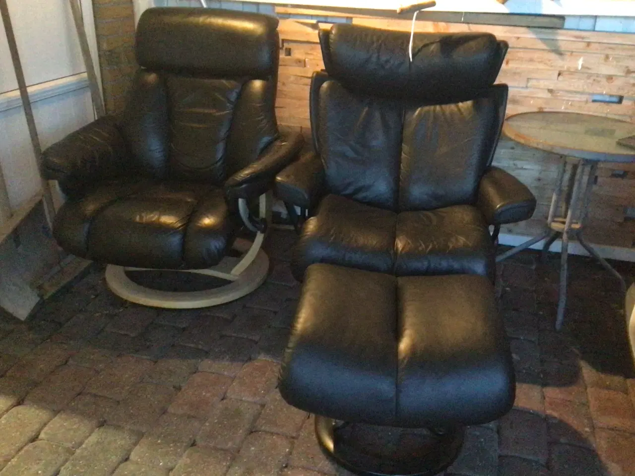 Billede 1 - To læderlænestole og en fodskammel