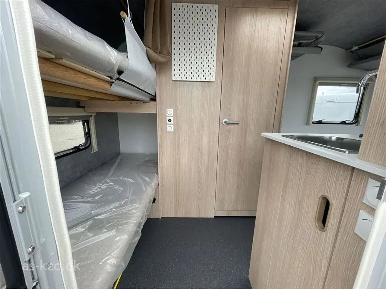 Billede 3 - 2025 - Adria Aviva Lite 360 DK   Adria Aviva 360 DK Lite årg..2005 4 sovepladser, 4 siddepladser. Egenvægt 720 totalvægt 1000 kg. Ren el 12/230 V