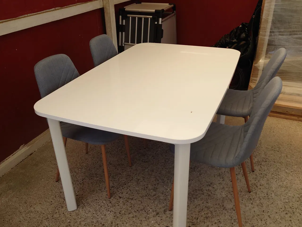 Billede 2 - Spisebord og 4 stole
