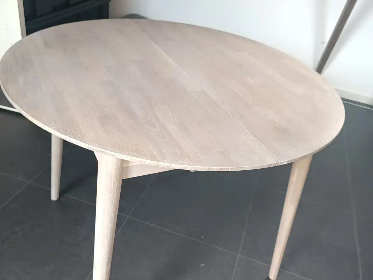 Billede 2 - Spisebord klap ind og ud i hvidolieret eg.