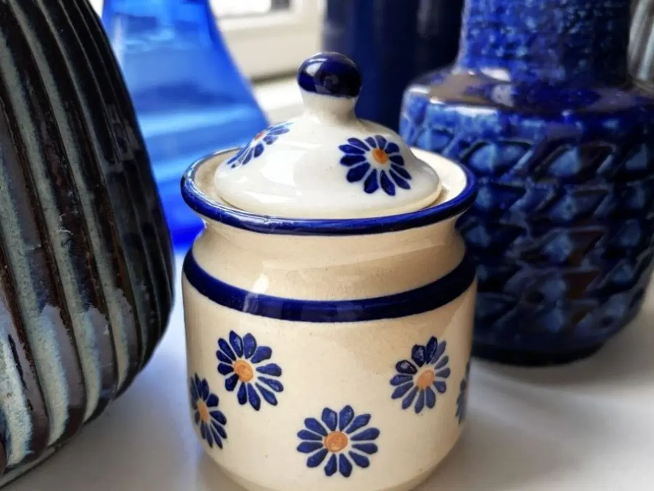 Billede 1 - Lågkrukke med blomster