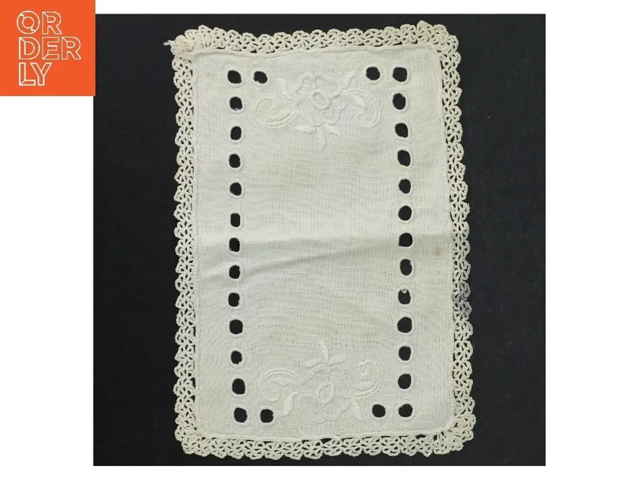 Billede 1 - Broderet dug med hæklet kant (str. 22 x. 15,5 cm)