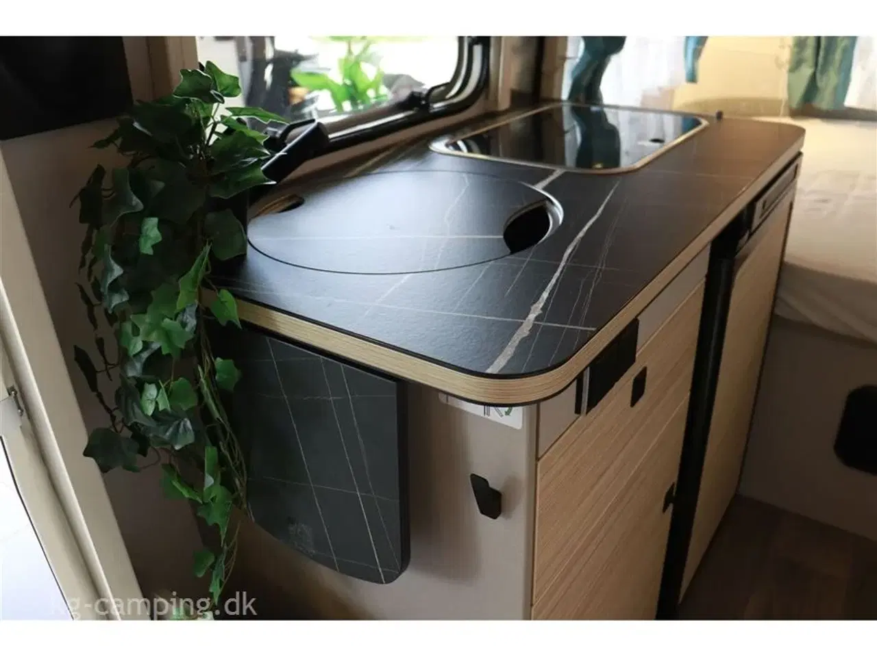 Billede 4 - 2024 - Eriba Touring 530 Urban Harbour Blue Edition   EFTERÅRSTILBUD nu nedsat med kr. 18.000,- | Populær rejsevogn - Harbour Edition med alt, hvad du kan tænke dig af udstyr.