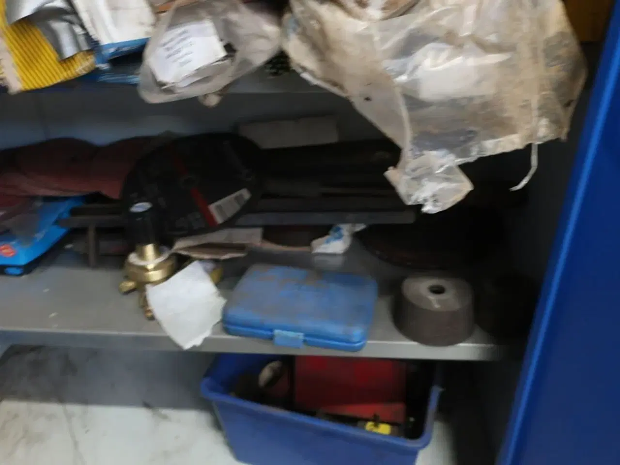 Billede 8 - Stålskab med indhold