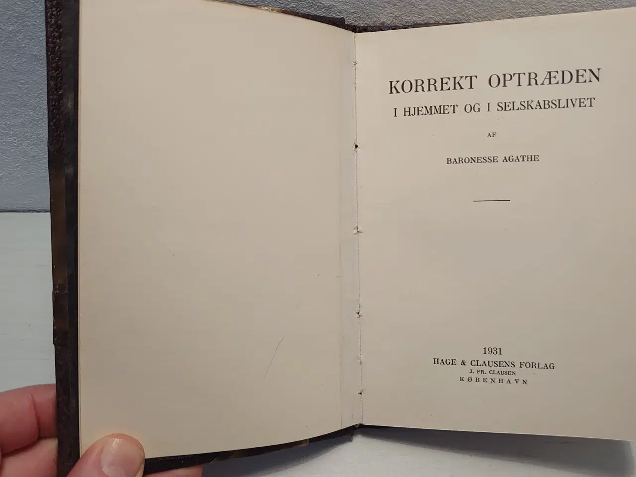Billede 1 - Baronesse Agathe:Korrekt Optræden i Hjemmet og....