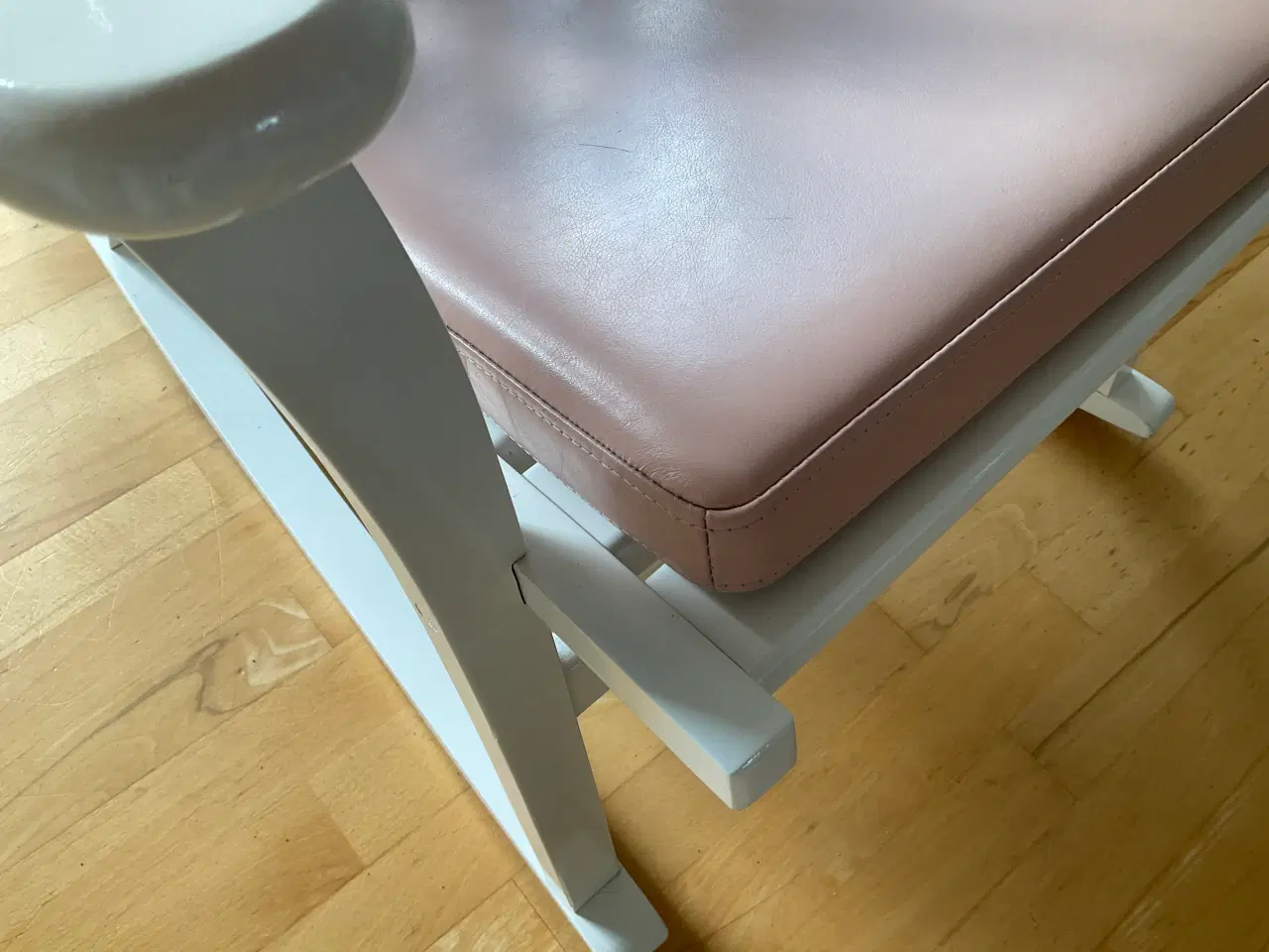 Billede 6 - Gyngestol i Kridhvid (+500,- hvis inkl. skindsæde)