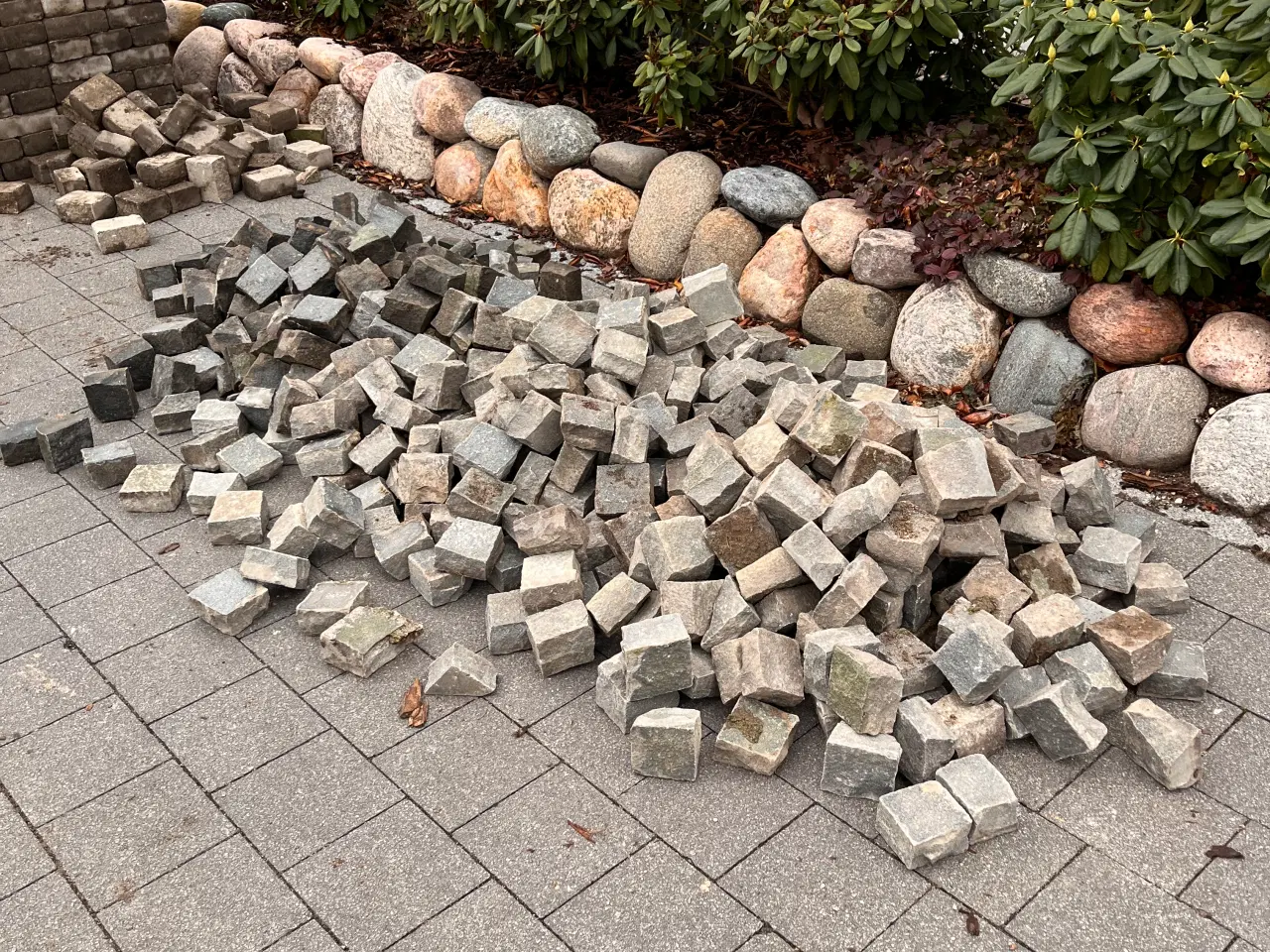 Billede 1 - Chausset sten i mørk grå - halve i str. 9x9 cm