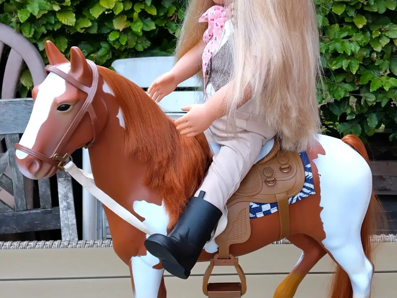 Billede 1 - Stor Dukke og Hest