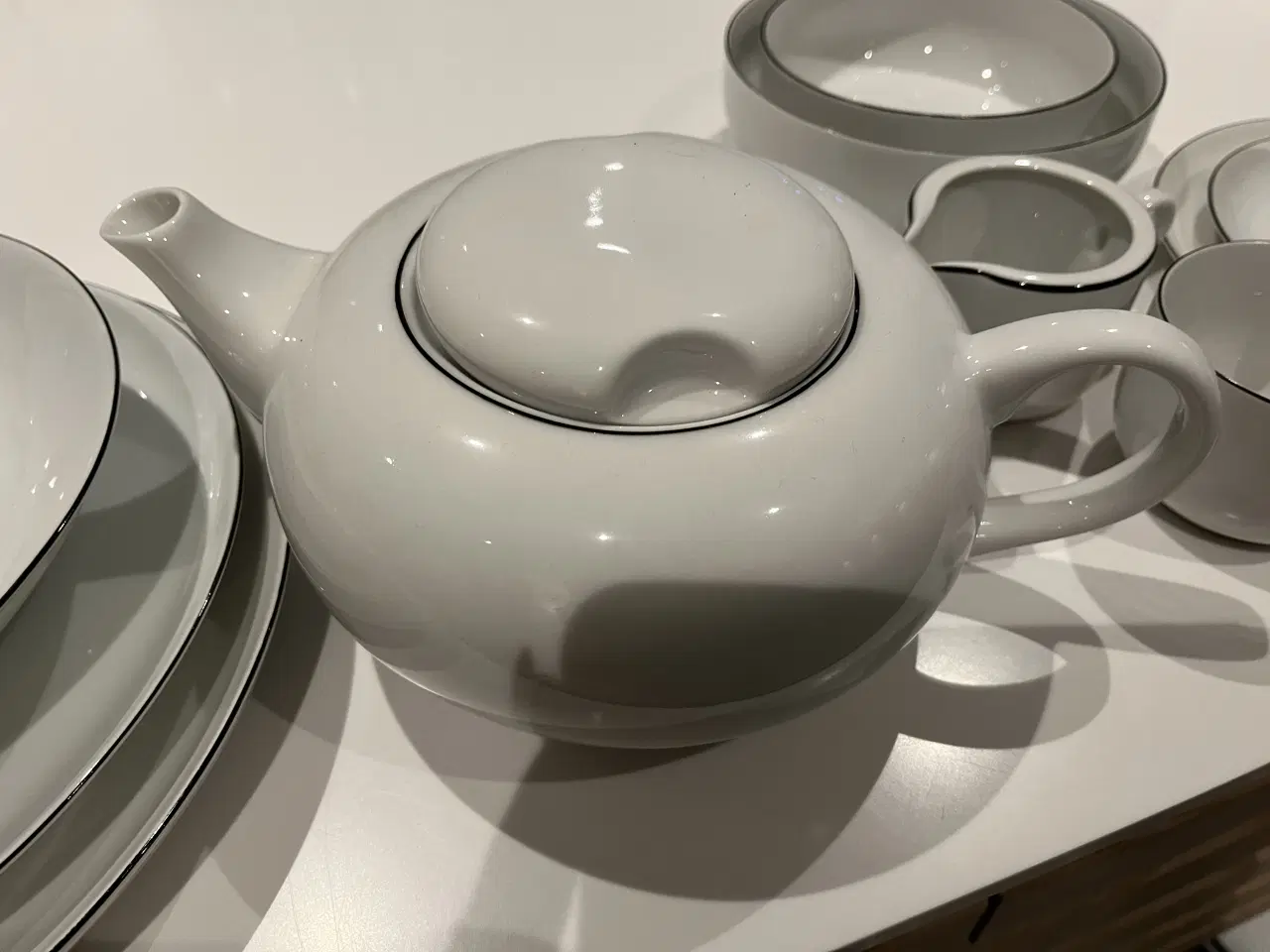 Billede 1 - Atelier spisestel – hvidt med sort kant