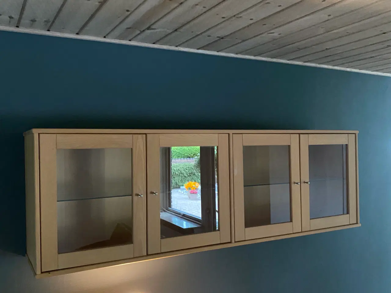 Billede 1 - Vitrineskab - massiv vasket bøg