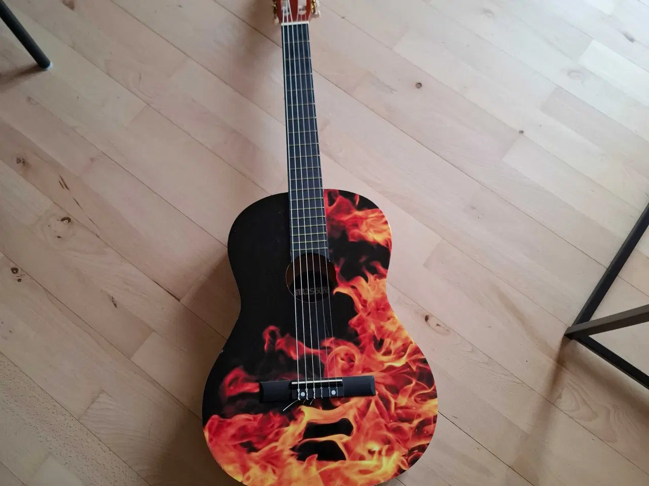 Billede 1 - Guitar har fået nye strenge