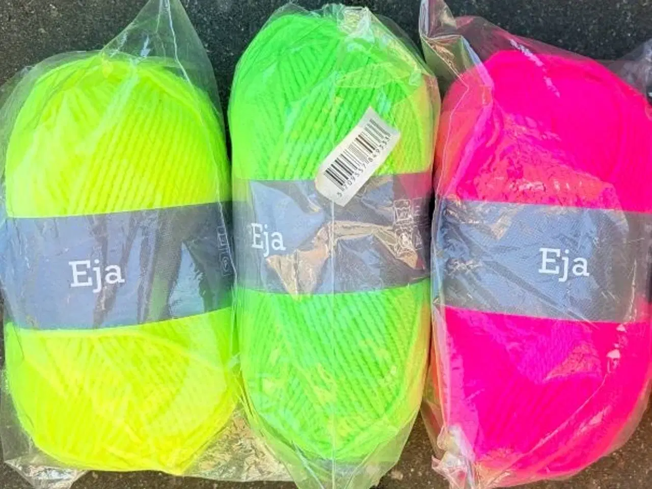 Billede 2 - 3 nøgler garn i neonfarver. Gul, grøn og pink.