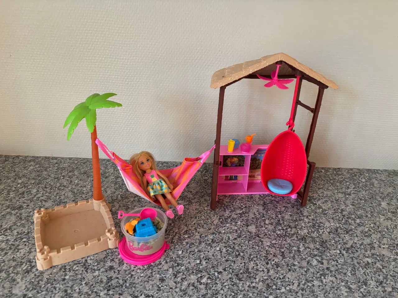 Billede 1 - Barbie strandleg med dukke, hængekøje og strandhus
