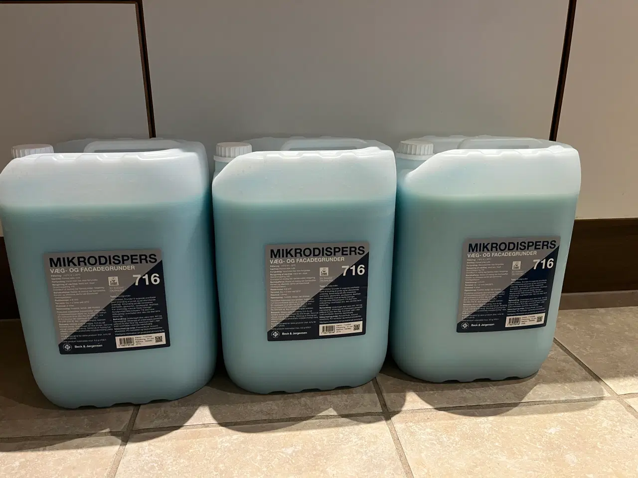 Billede 2 - Væg og facade grunder, købt ved Deco farver.